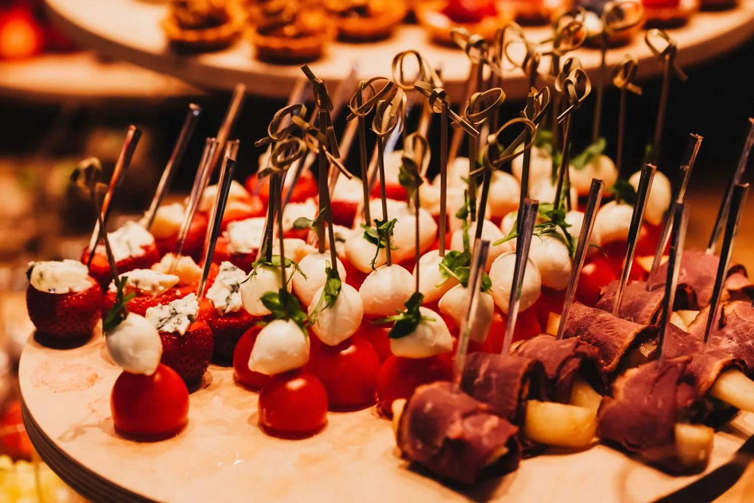 Fingerfood-Buffet für ein Firmensommerfest in Hamburg mit Caprese-Spießen, Erdbeeren und Roastbeef