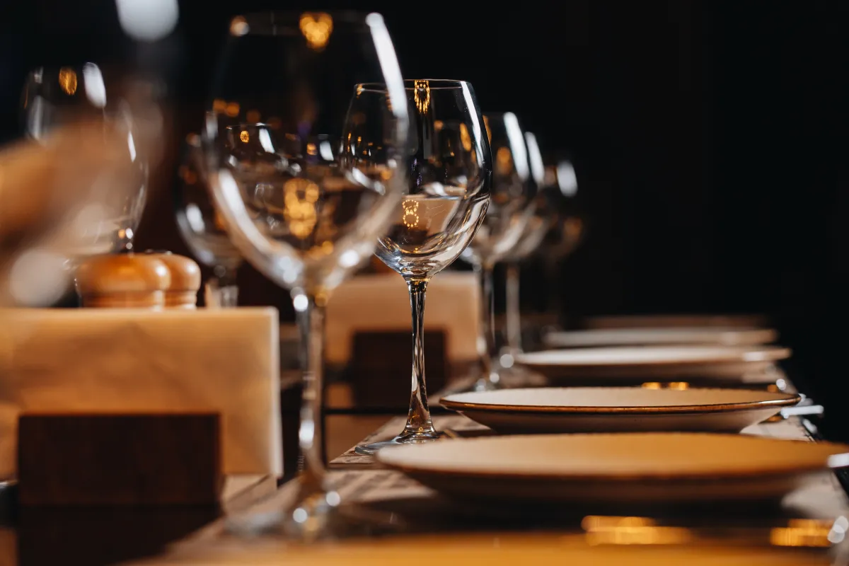 Elegante Tischdekoration mit Weingläsern in der Eventlocation Alsterinsel Hamburg