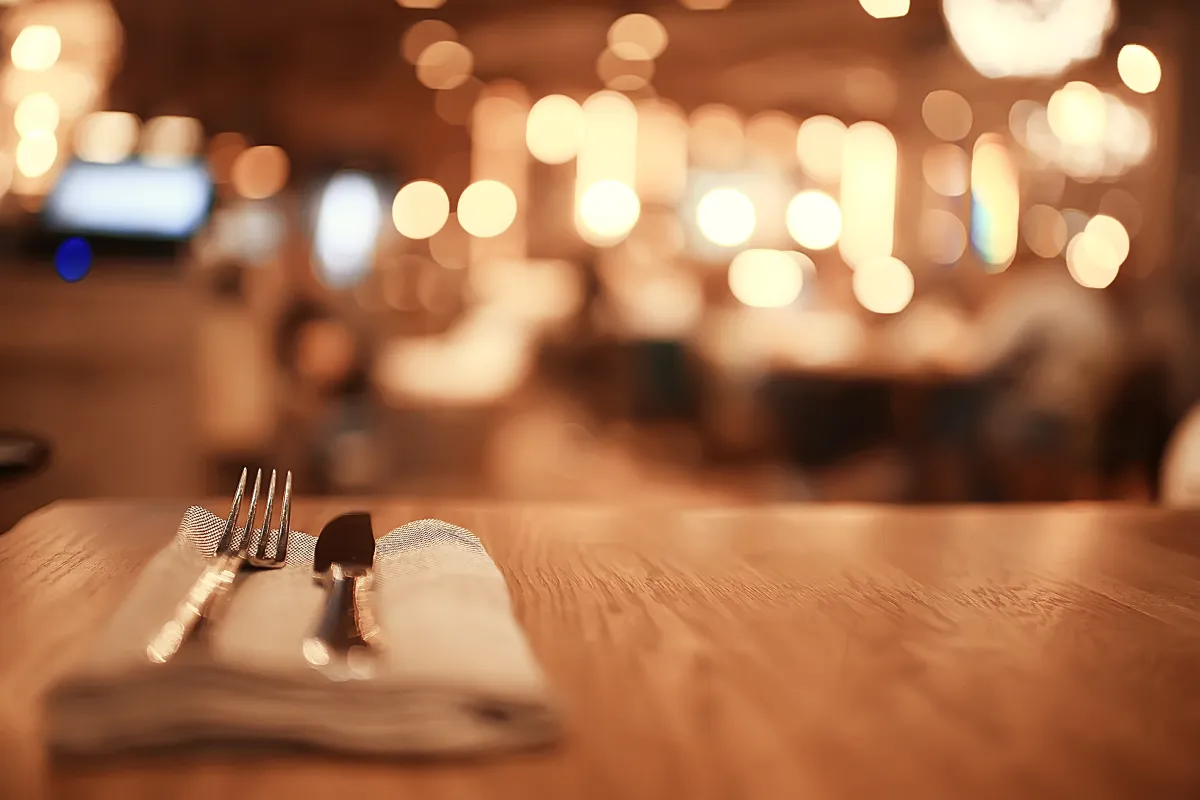Warme Restaurant-Atmosphäre mit gedecktem Tisch in der Alsterinsel Hamburg