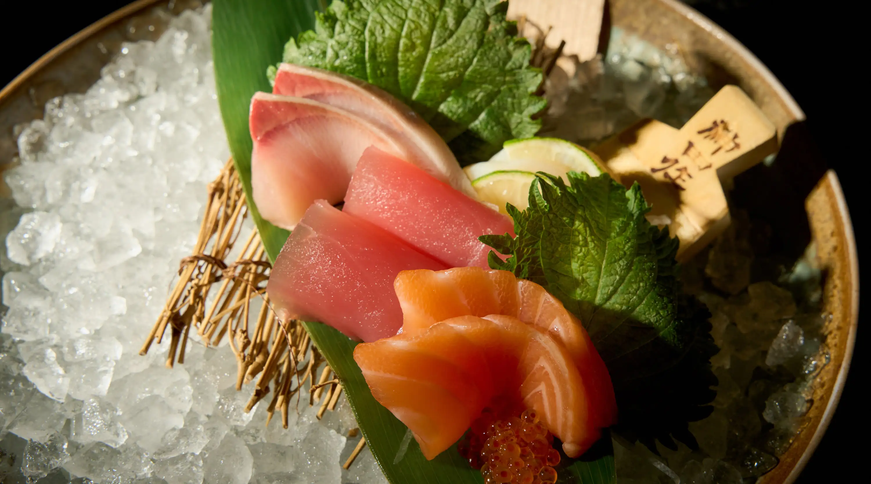 Sashimi auf Eis angerichtet